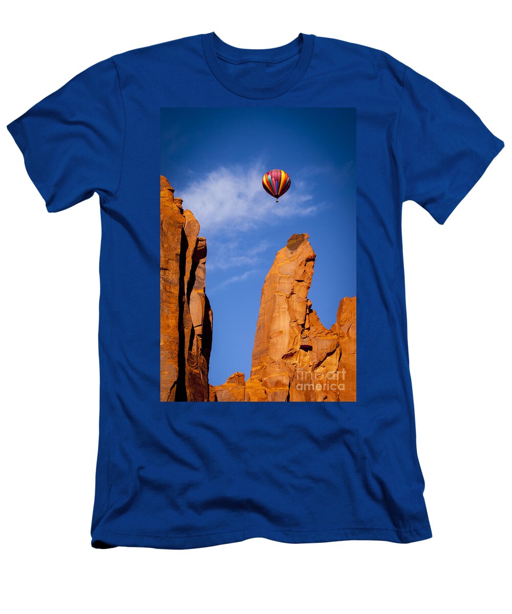 1 Balloon in Monument Valley Brian Jannsen T-Shirt