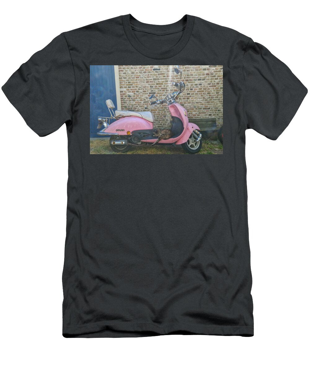 Cat on Pink Scooter Ralf Kaiser T-Shirt
