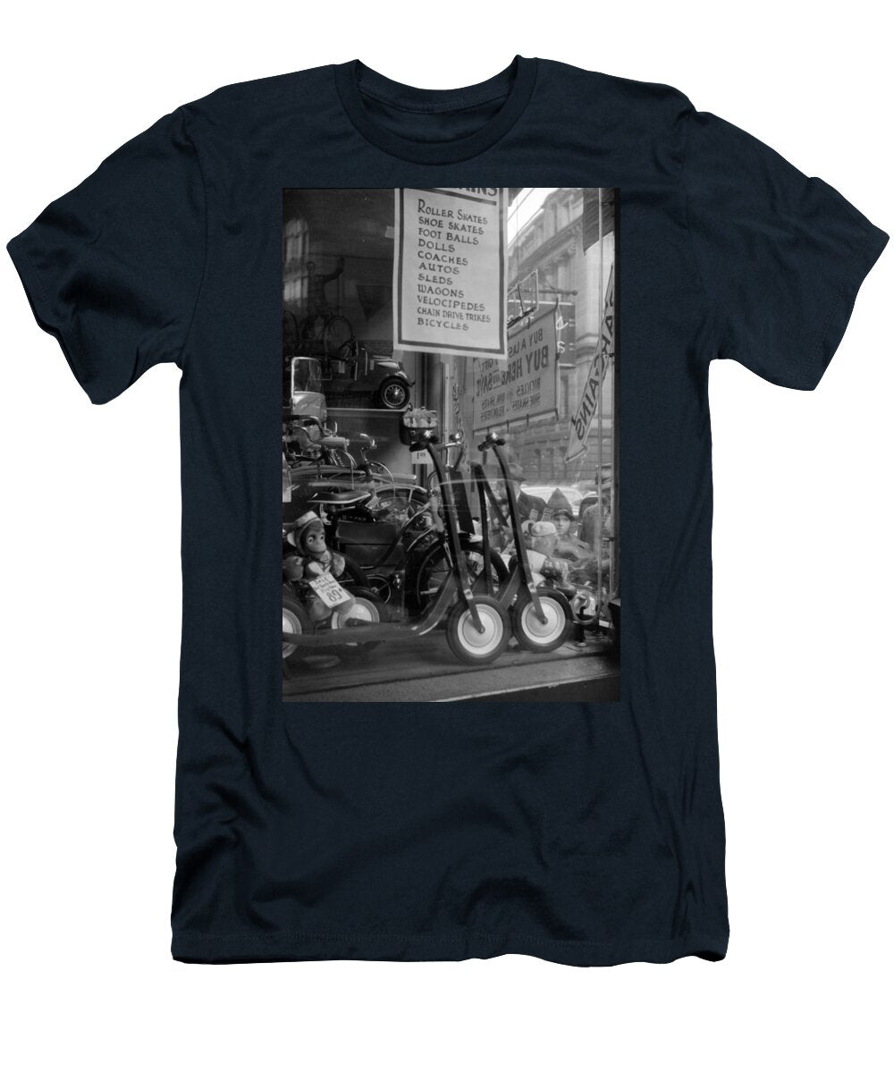 Christmas Window Display Ri 1940 Science Source T-Shirt