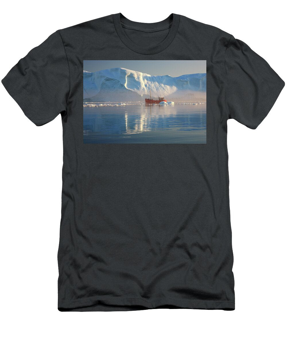 Icebergs and Boat Gunter Grafenhain T-Shirt