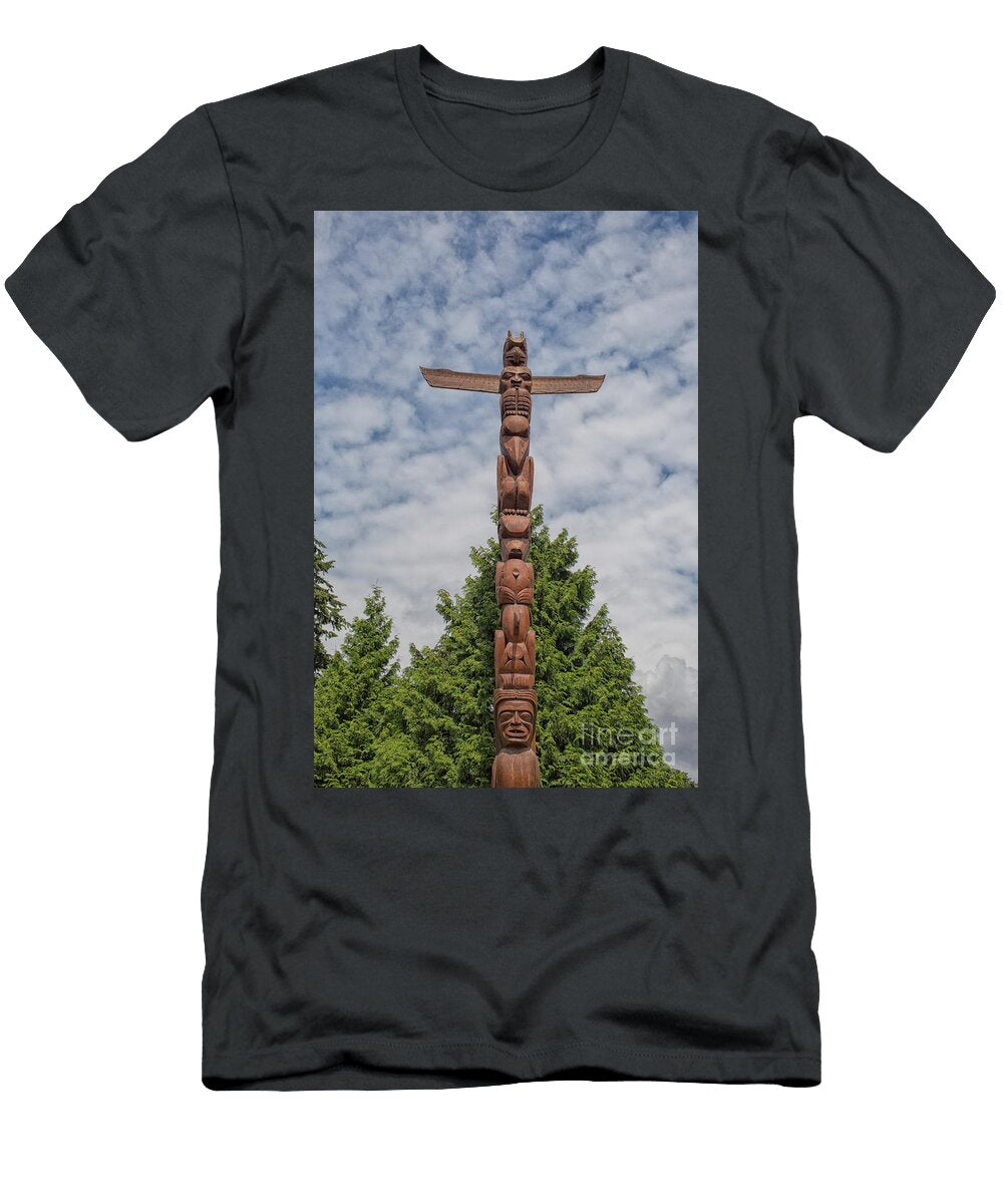 Totem Pole in Vancouver Canada Patricia Hofmeester T-Shirt