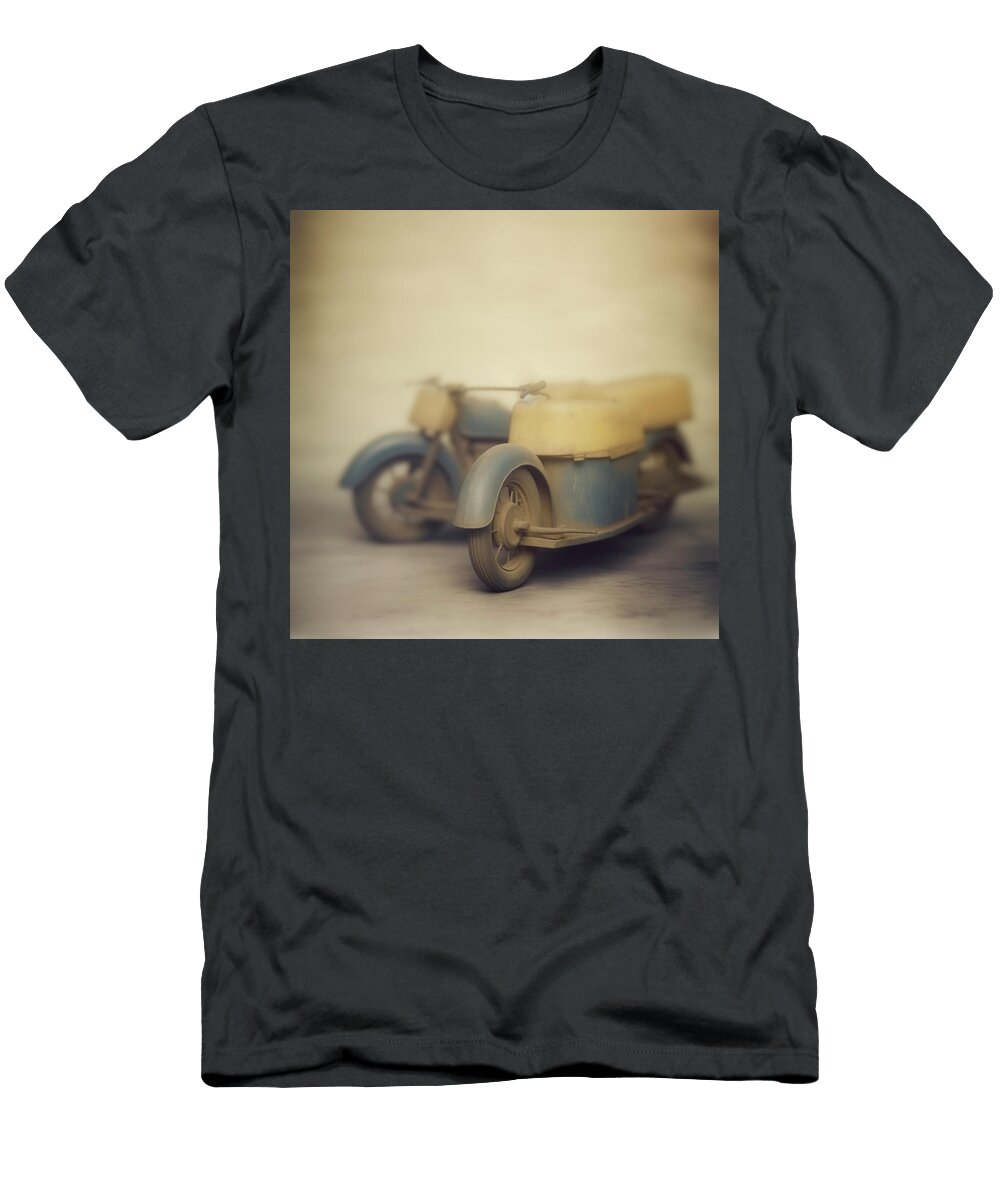 Toy Delivery Motorcycle with Sidecar Yo Pedro T-Shirt