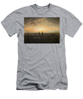 Zwei Manner Am Meer Bei Mondaufgang Zwei Manner Am Meer Bei Sonnenuntergang 1817 By Caspar David Fr Artistic Rifki T-Shirt